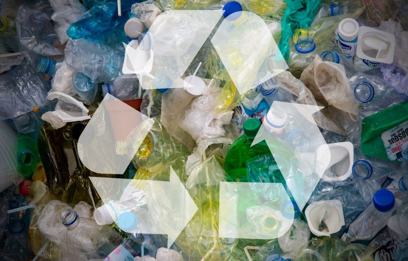 Plastikflaschen mit Recycling-Logo