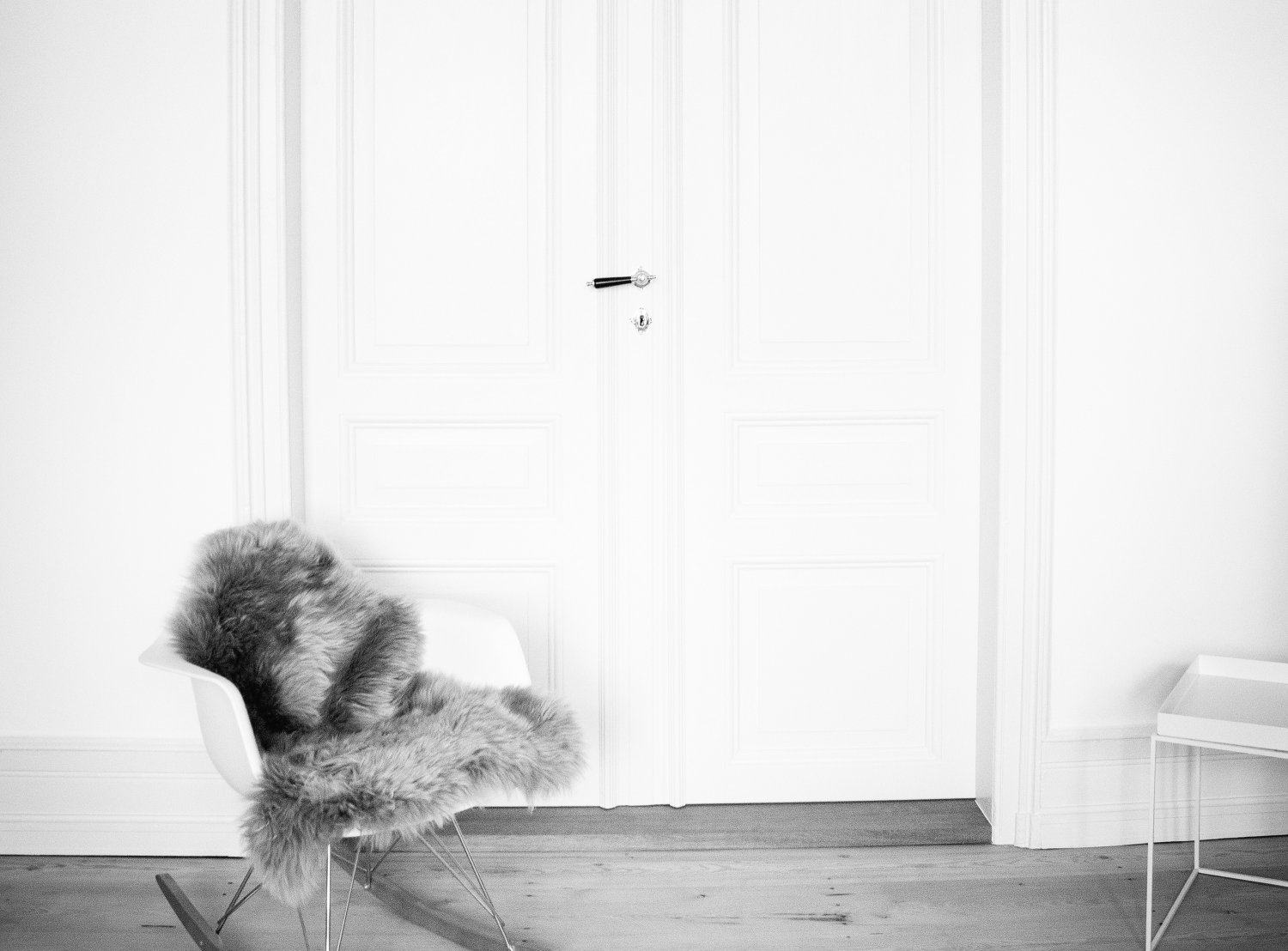 Stuhl mit Tür in schwarz-weiß Querformat