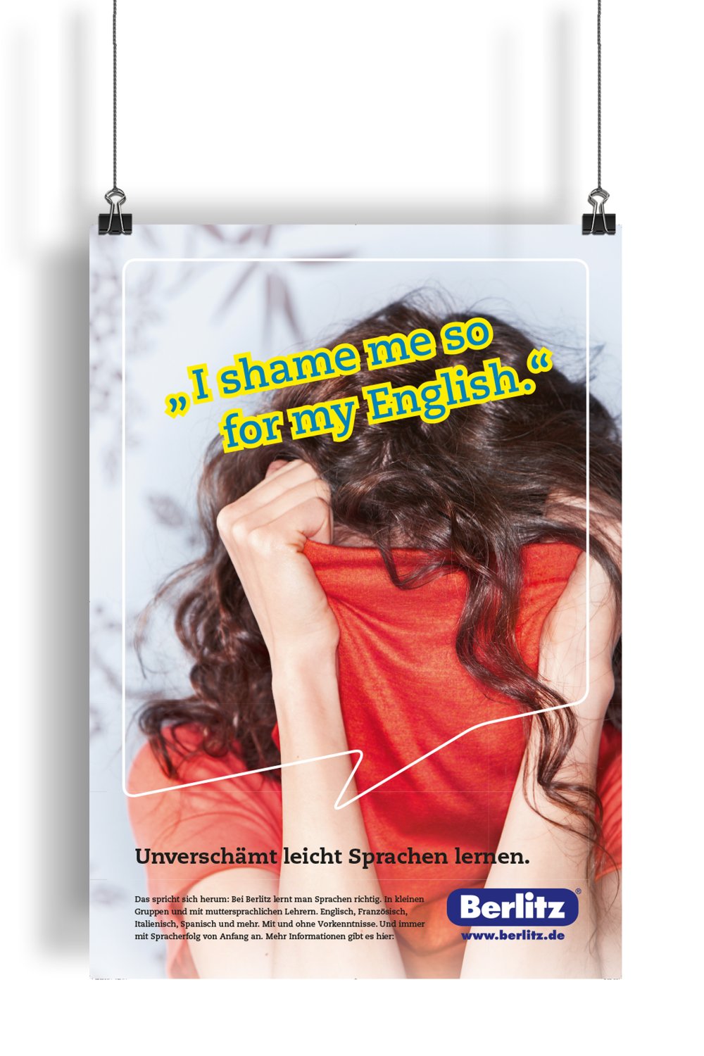 Berlitz Plakat Frau zieht Shirt übers Gesicht; Schriftzug "I shame me so for my English."