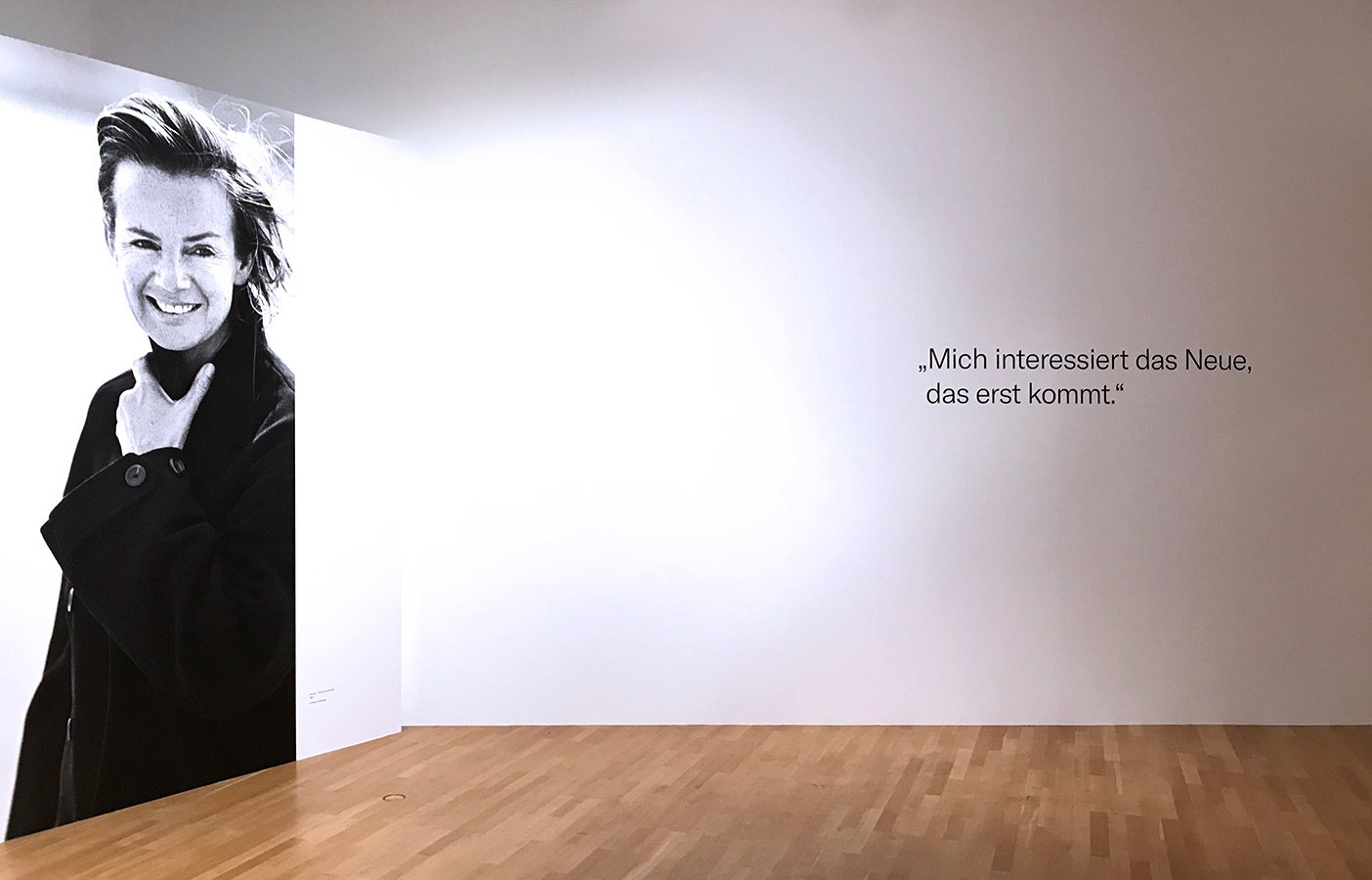 Jil Sander Foto auf Wand mit Zitat "Mich interessiert das Neue, das erst kommt."