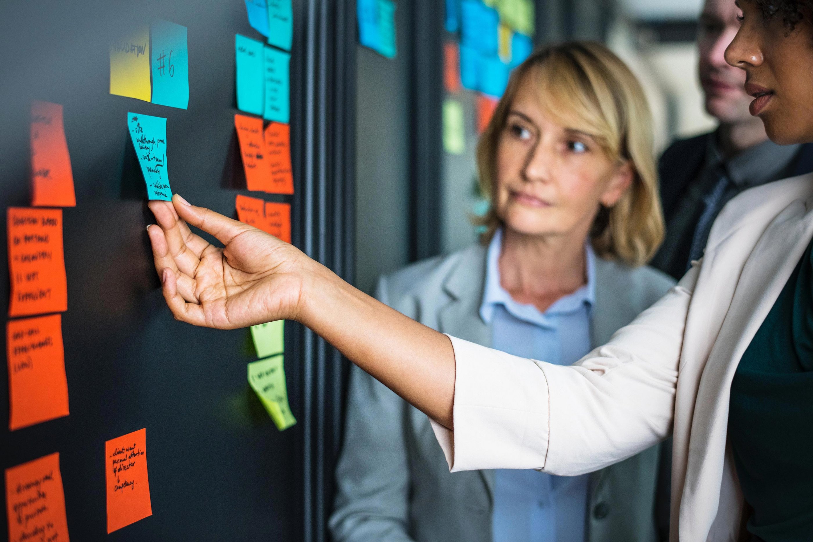 Frauen und Wand mit Post-Its