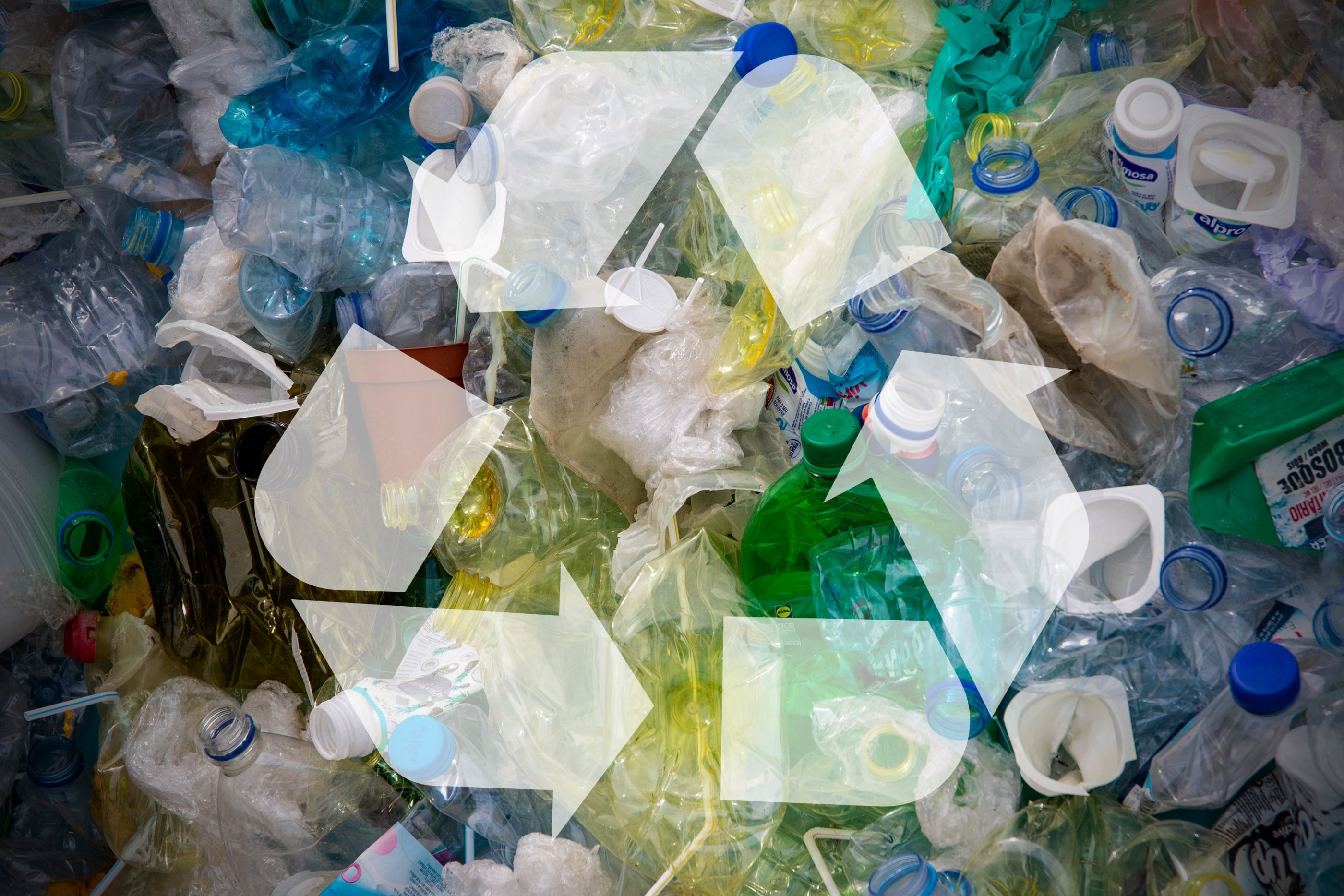 Plastikflaschen mit Recycling-Logo