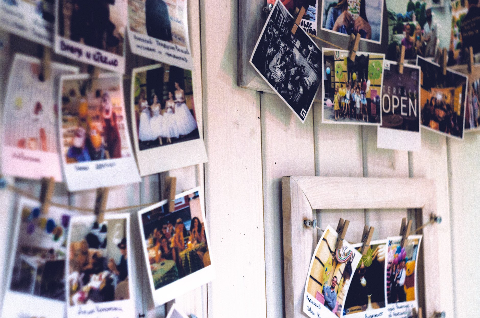 Polaroidfotos an Wand 