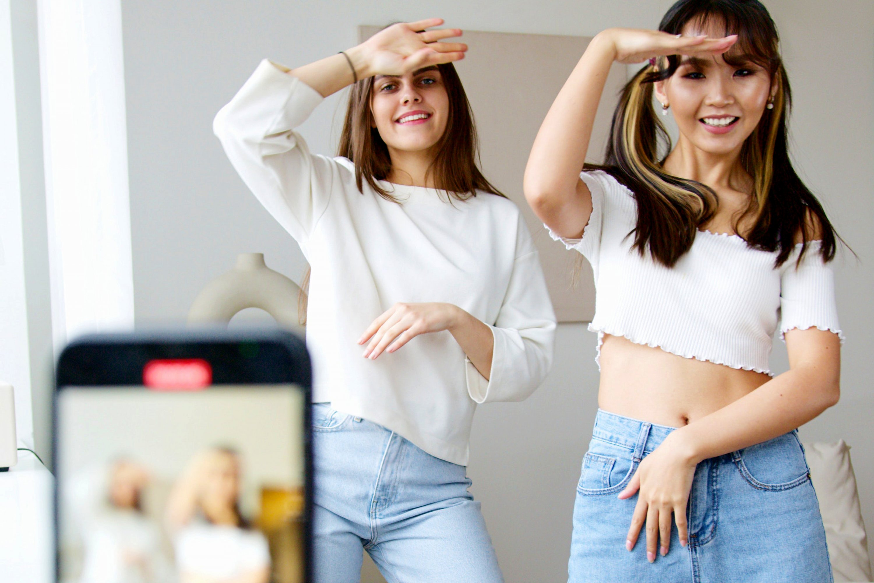 Jugendliche Mädchen tanzen vor Smart Phone