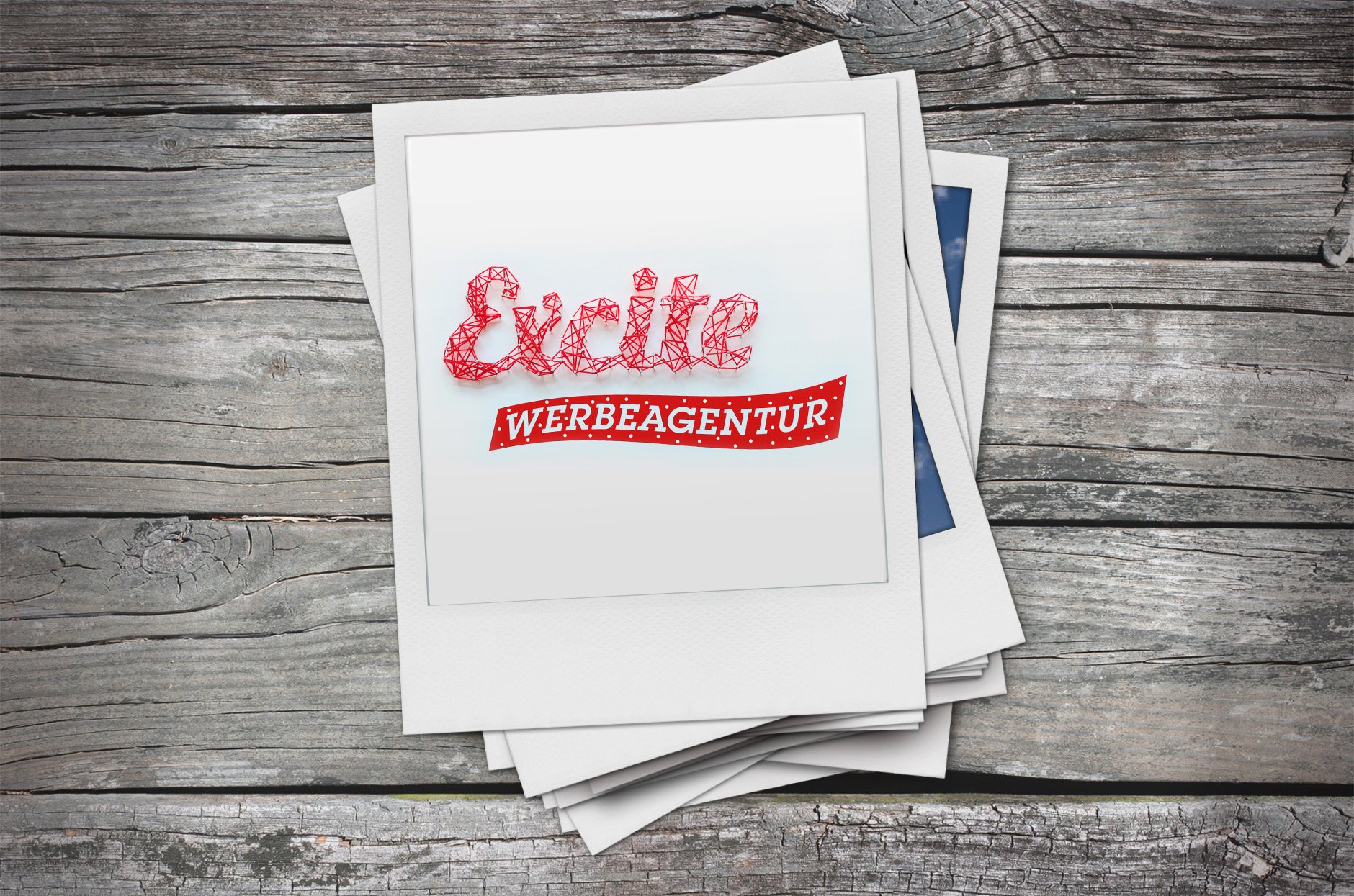Polaroidfoto-Stapel mit Logo "Excite Werbeagentur"