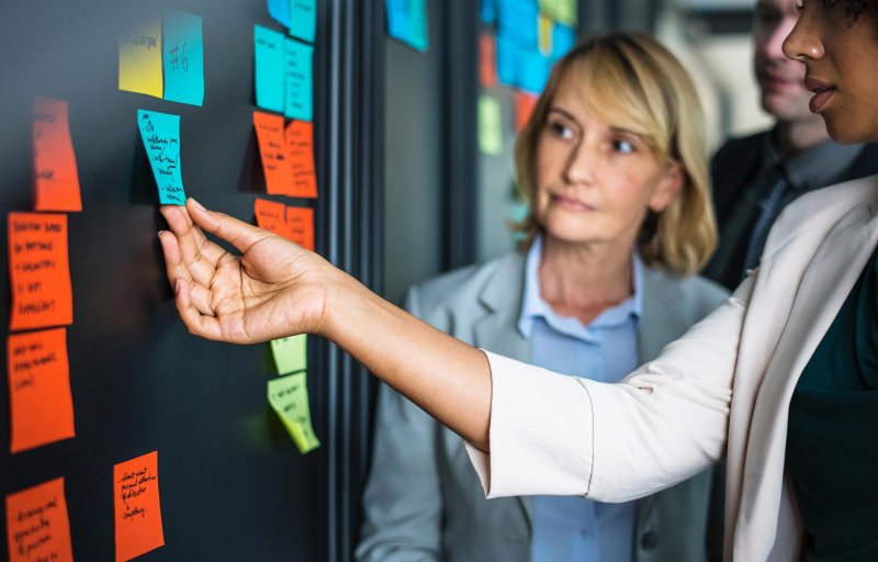 Frauen und Wand mit Post-Its