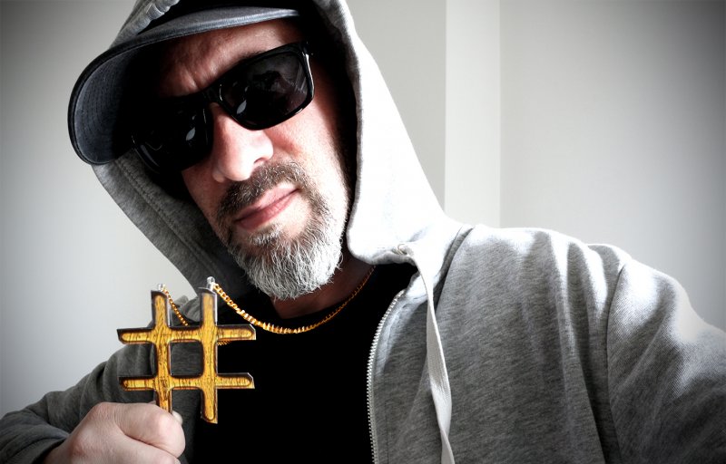 Mann mit Kapuze, Sonnenbrille und Hashtag-Kette