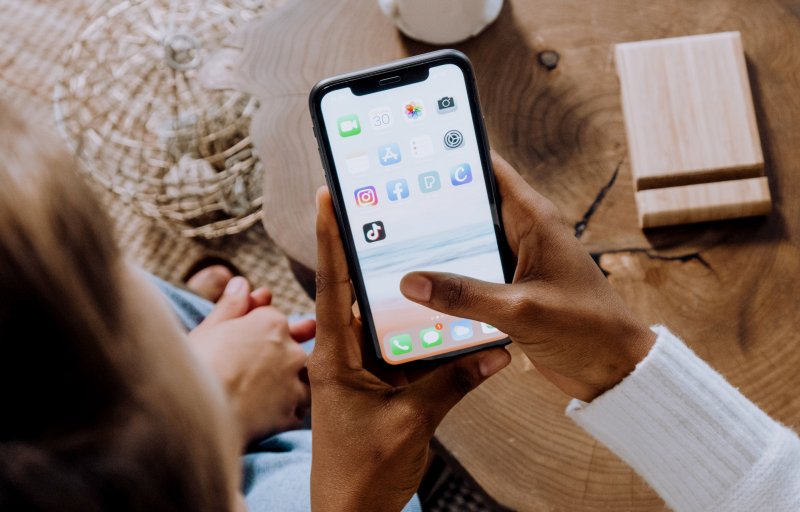 Blick auf Smartphone mit Tik Tok App